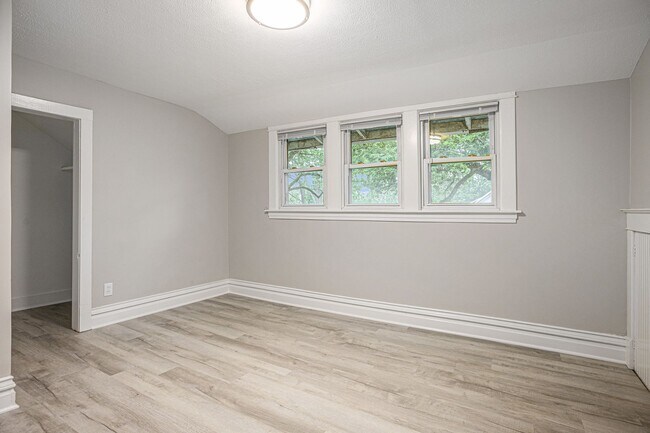 Building Photo - Fully Renovated 3 bed 2 bath home - Ask about our security deposit alternative!