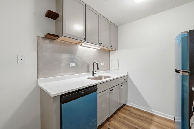 Building Photo - 850 E Old Willow Rd