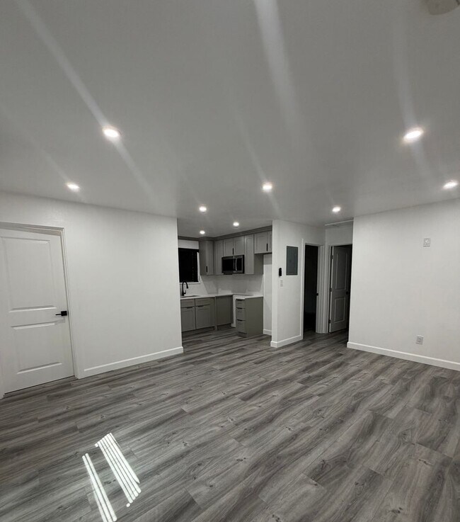 Building Photo - 15327 S Butler Ave