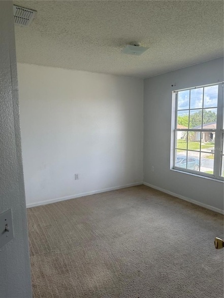 Building Photo - 712 Parrot Ct