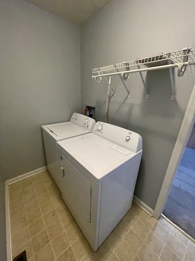 Building Photo - 805 Upland Dr