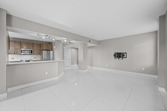 Building Photo - Beautiful Furnished 2-Bed, 2-Bath Condo in...