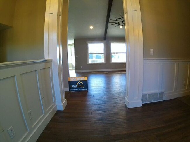 Building Photo - 5 bdrm 3bth Home 3 Car Garage Some utilities included