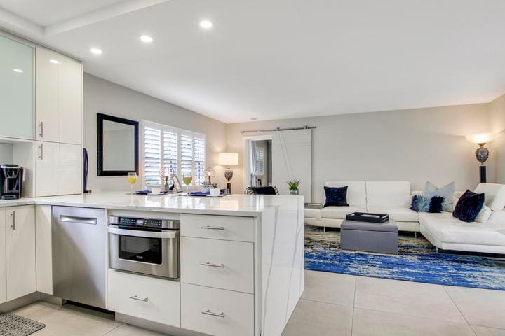 Building Photo - 100 Venetian Dr