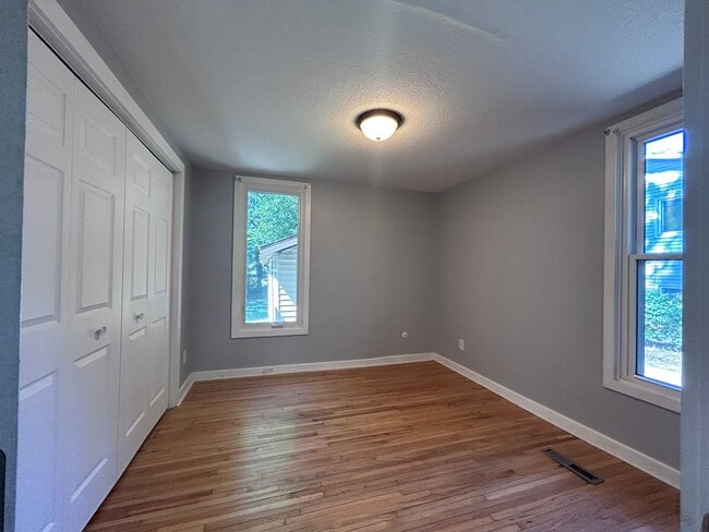 Building Photo - 3 Bed 2 Bath Single Family Home