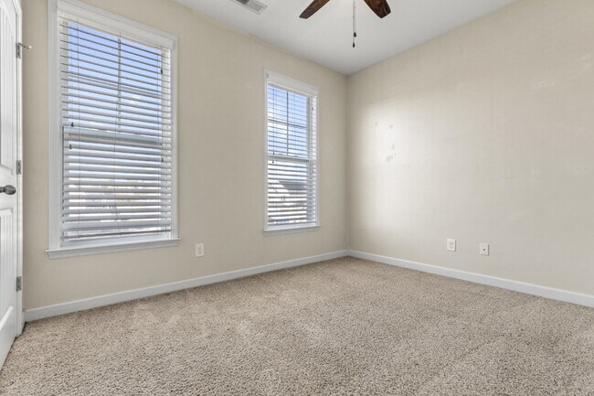 Building Photo - Towne Pointe