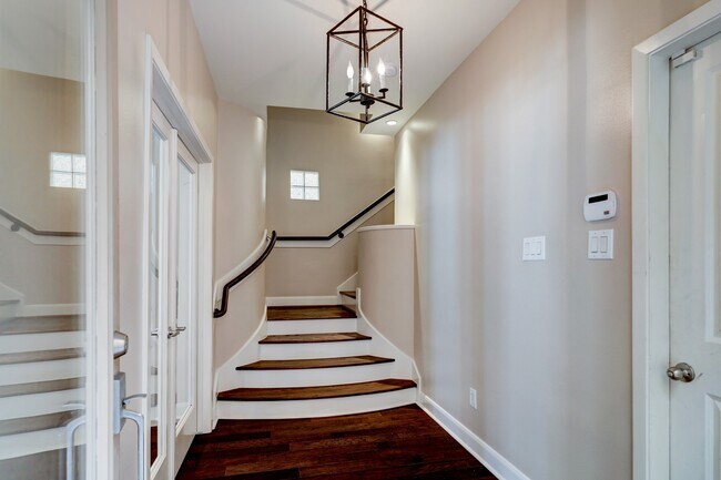 Building Photo - 5202b Rose St