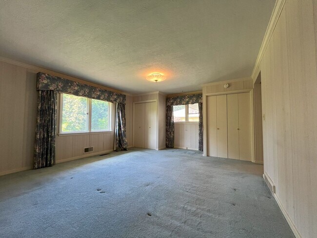 Building Photo - Timeless Character Meets Spacious Living i...