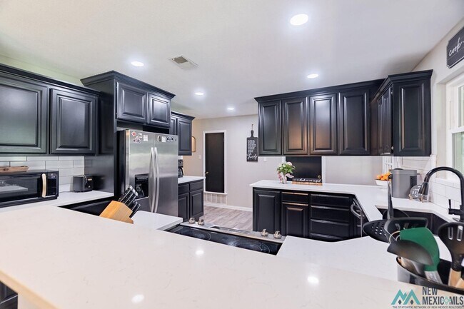 Building Photo - Available Soon! Large 3 bed 2 bath home on the golf course