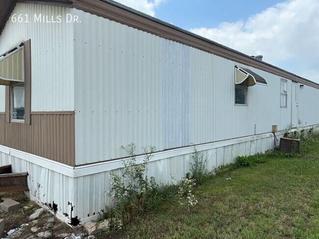 Building Photo - 661 W Mills Dr