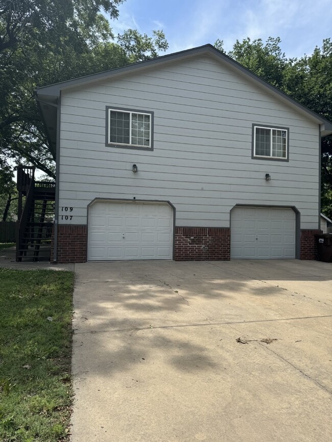 Building Photo - 107 S Gordon St