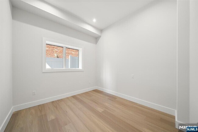 Building Photo - 450 N 10th St