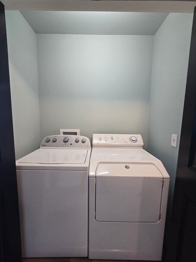Building Photo - Beautiful 2 bed 1.5 bath townhome