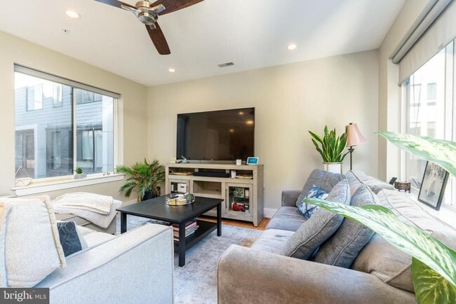 Building Photo - 1647 E Eyre St