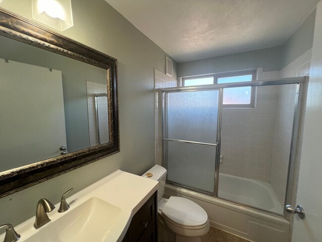 Building Photo - 3 Bedroom / 2.5 Bath Home located in Sprin...
