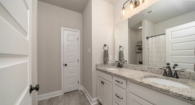 Building Photo - "Exquisite 4-Bedroom Home in Hazel Green with Granite Finishes & Cozy Fireplace!"