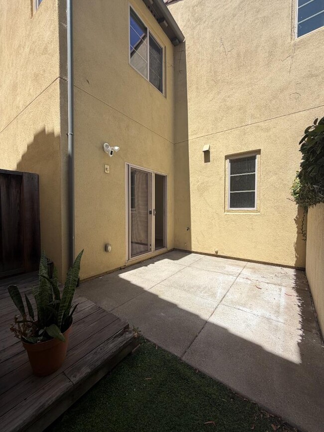 Building Photo - 1321 Dahlia Loop