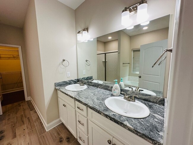 Building Photo - Vaulted Ceilings & Prime Location: Your Modern Knoxville Oasis!