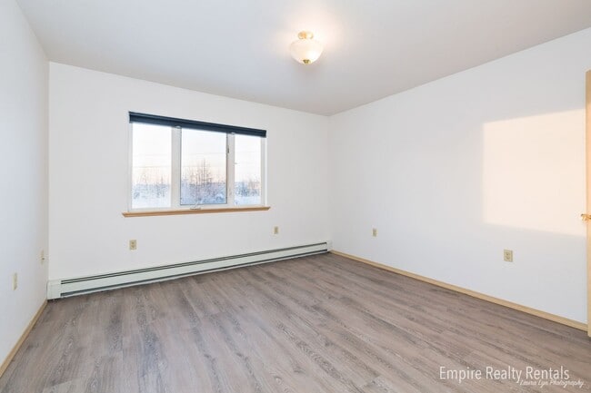 Building Photo - Three Bed, 2.5 Bath, 1 Car Garage