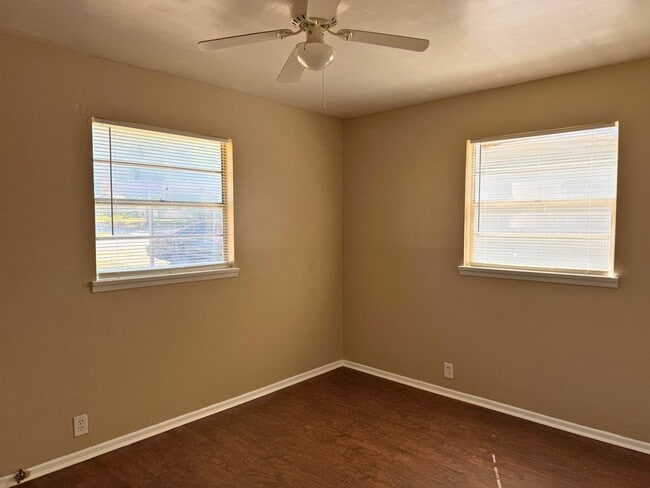 Building Photo - 1502 Parkdale Dr