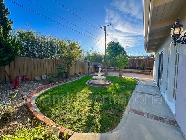 Building Photo - 1820 Avenida Estudiante