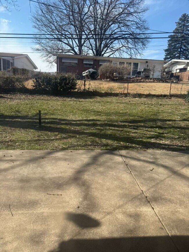 Building Photo - "Charming 3-Bed, 1 bath Sanctuary on Hallstead Drive - A Cozy 1189 Sq. Ft. Gem in St. Louis!"  No...