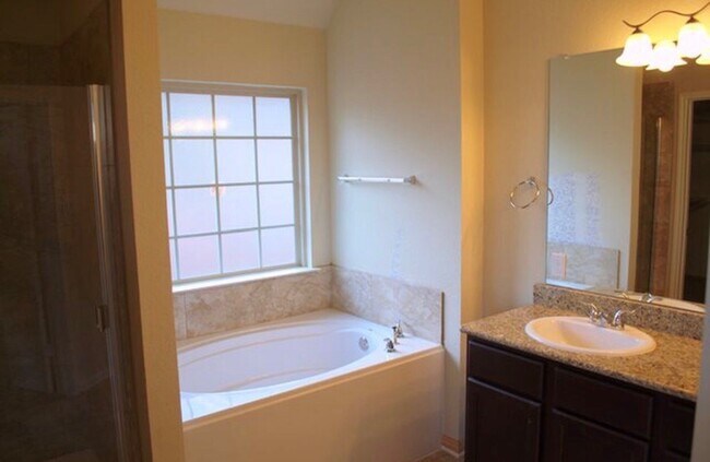 Building Photo - 3 bedroom 2 bath home