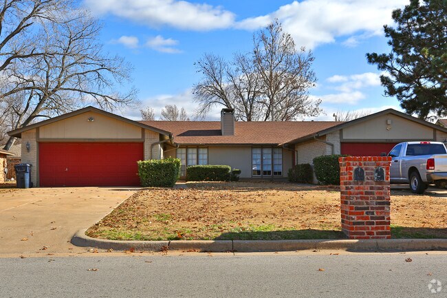 Building Photo - Trafalgar Square Duplexes