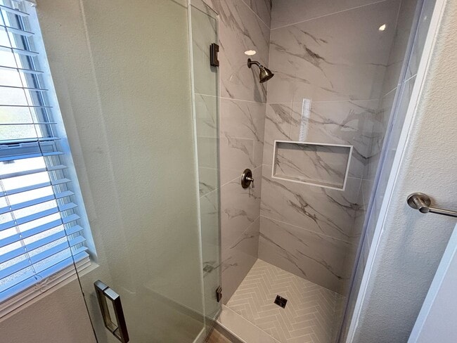 Building Photo - Beautifully updated 2Bed/2Bath single-story home w/ 2-car garage in the desirable Northwest Las V...