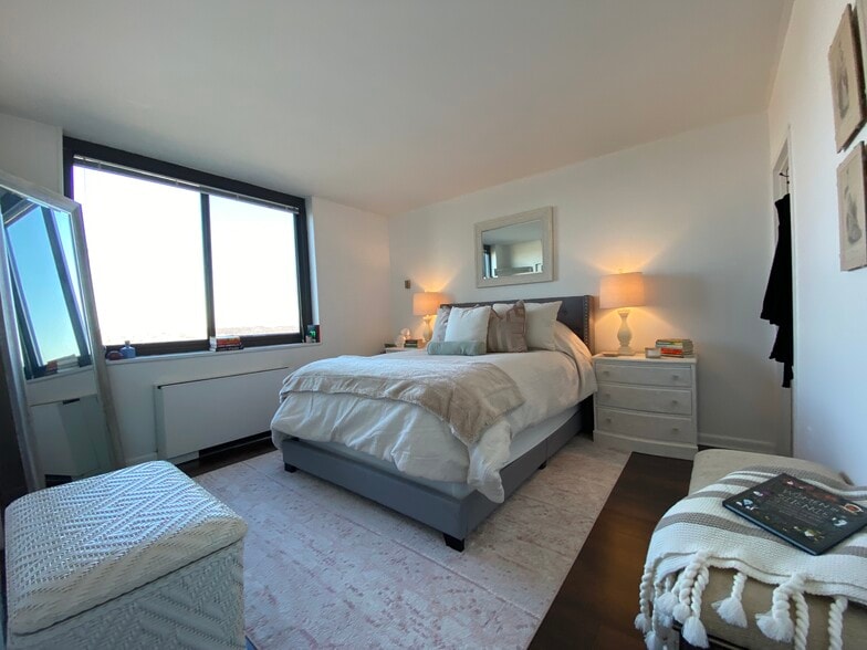 Bedroom - 3701 S George Mason Dr