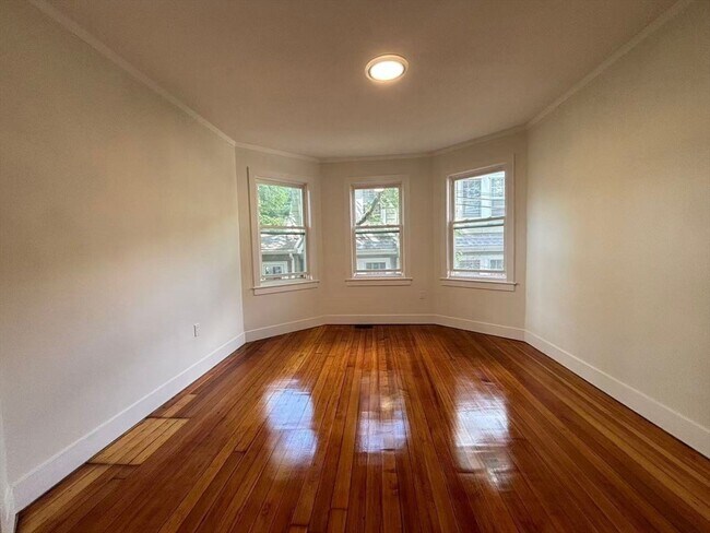 Building Photo - 391 Linwood Ave