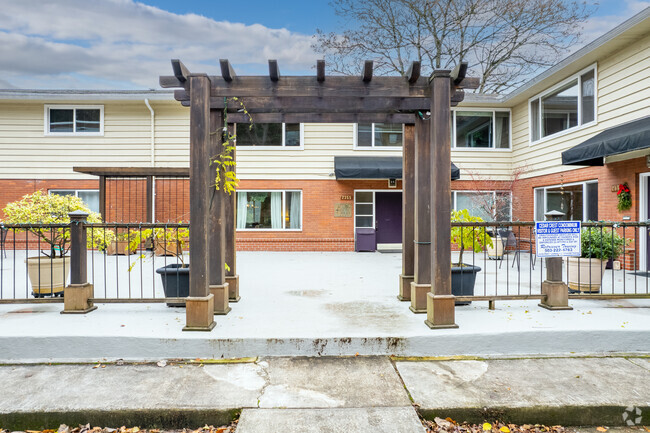 Building Photo - Cedar Crest