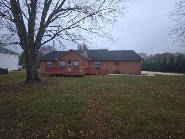 Building Photo - Charming Single-Level 3 Bedroom Home with Large Back Porch and 2-Car Garage