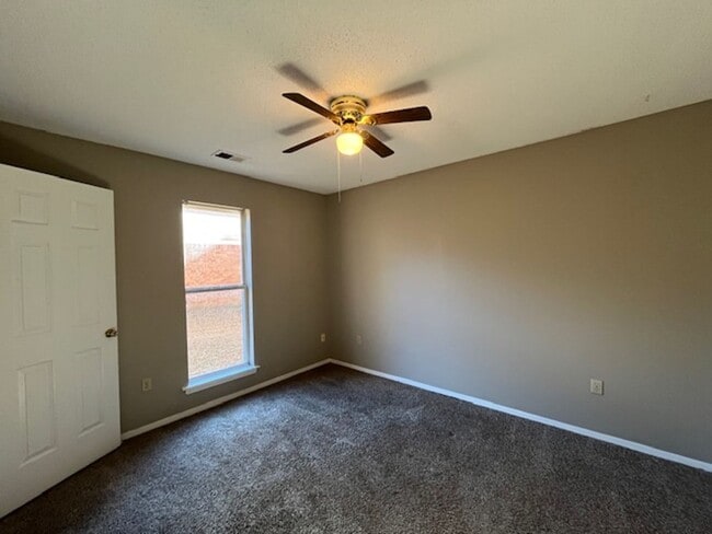 Building Photo - Renovated 2 Bedroom 2 Bath Home with 2 Car Garage for Rent!