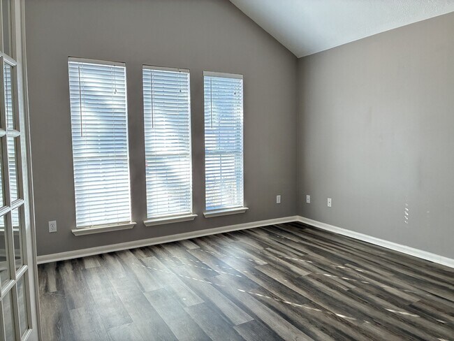 Building Photo - 2427 Halstead Dr