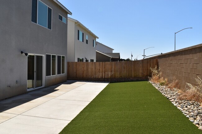 Building Photo - 7068 E Simpson Ave