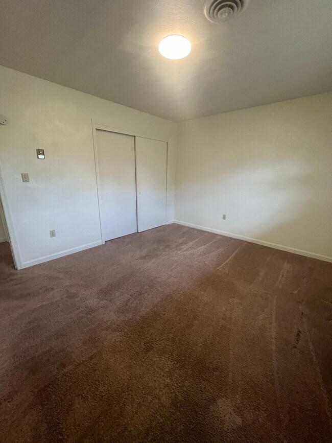 Building Photo - 207 Broce Dr