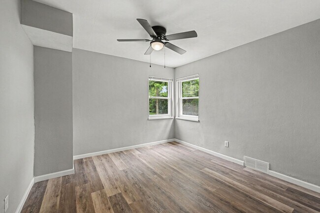Building Photo - Renovated 3 Bed 2 Bath Home