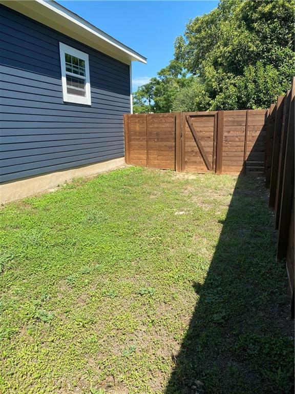 Building Photo - 606 W 1st St