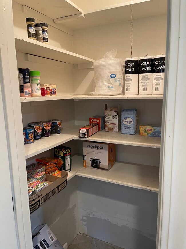 Oversized pantry. Ever kitchen appliance , new pots pans plates, Flatware, Even wine glasses. - 2931 Valley Rose Dr