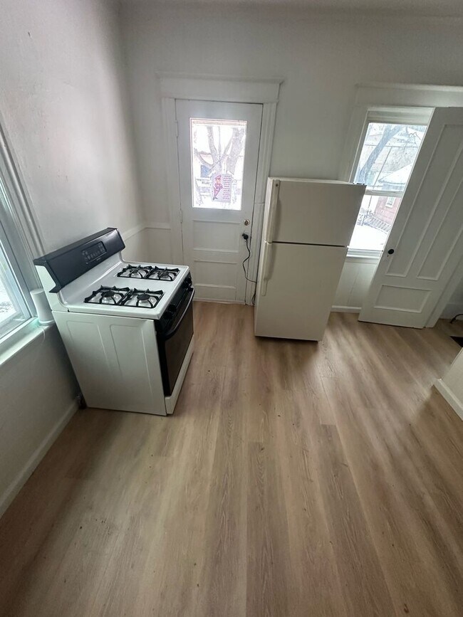 Building Photo - 37 Forester St