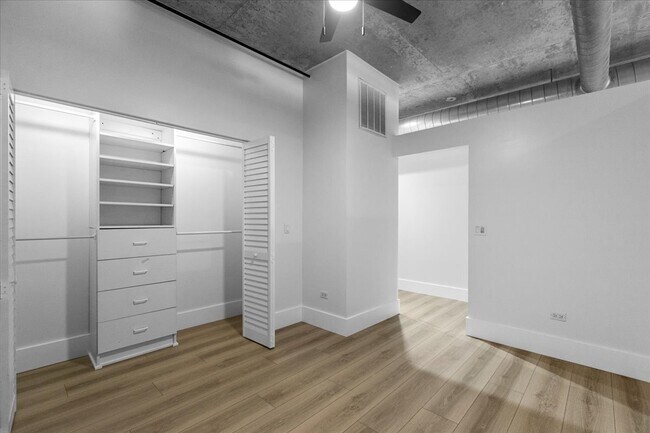 Building Photo - 1000 N Kingsbury St