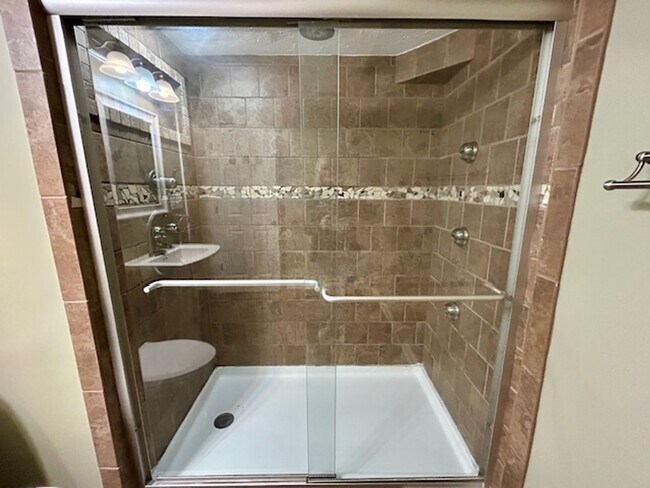 Building Photo - Beautiful 2 Story, 4 Bedroom, with a Full ...