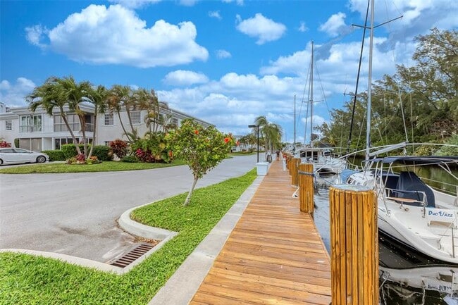Building Photo - 6449 Bay Club Dr