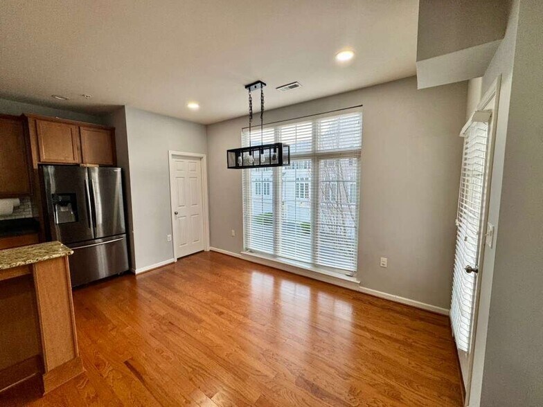 Building Photo - 3017 Meridian Cmns