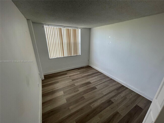 Building Photo - 13455 NE 10th Ave