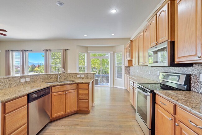 Building Photo - Main Level Living in Pine Creek...Views ar...