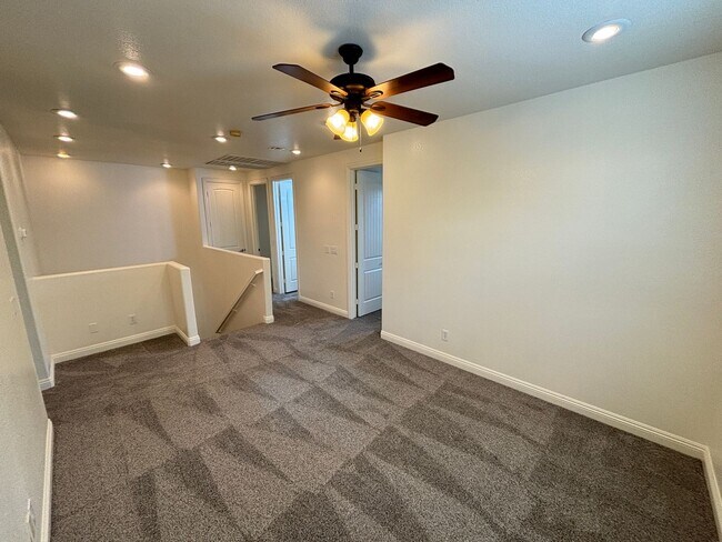 Building Photo - 10735 Knickerbocker Ave