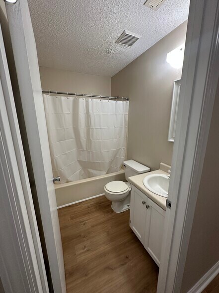 Building Photo - 2145 Westmead Dr SW