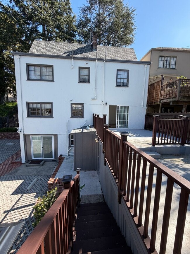 Building Photo - 879 E 28th St